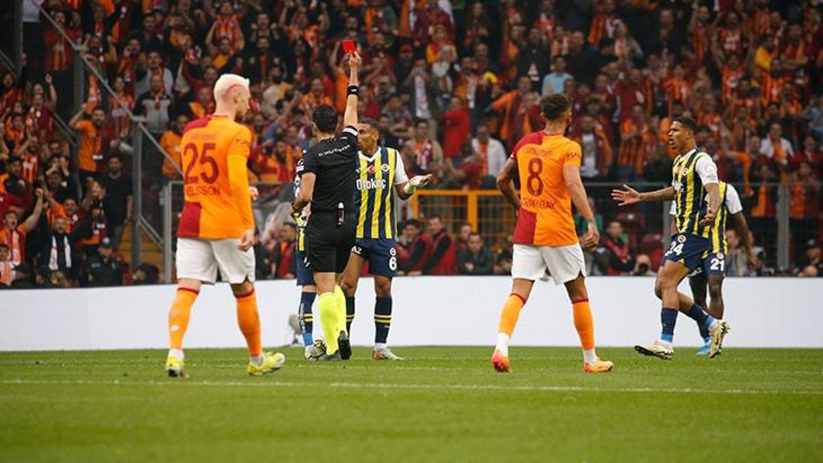 ajansfenercom's tweet photo. 🟥 Fenerbahçe, Galatasaray ile oynadığı son 21 lig maçında 9 kırmızı kart görürken, Galatasaray sadece 2 kırmızı kart gördü. https://t.co/LcU19oF54w