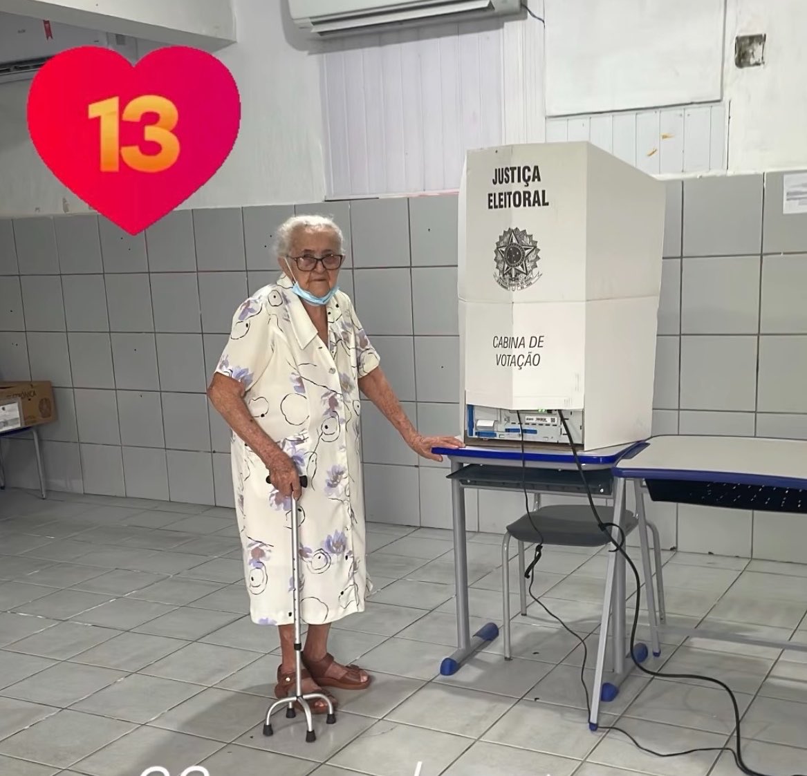 tav___'s tweet photo. O Nordeste vai virar! Direto do interior do Ceará, com 92 anos, minha vó indo apertar o 13 ❤️ https://t.co/yGOBjXF1V1