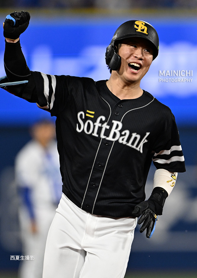 mainichiphoto's tweet photo. #SMBC日本シリーズ2026 第2戦
ソフトバンクが4-3でDeNAを降し連勝です
写真は延長十回表、勝ち越し本塁打を放った川村友斗選手

写真特集⚾️https://t.co/B5hRCaeZsU https://t.co/ZDIjEHMJis
