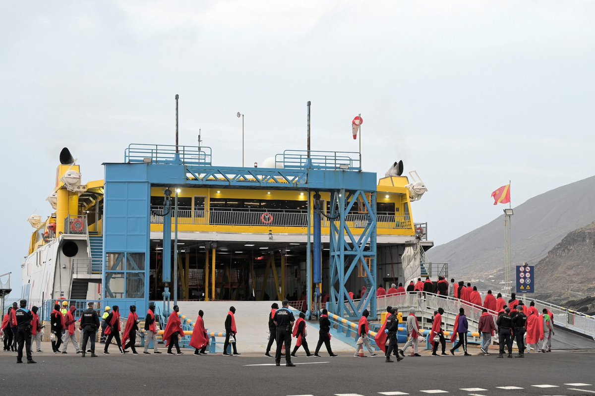 CanarioToday's tweet photo. 🔴 El PSOE, a través de la Delegación del Gobierno, ha contratado un barco de Fred. Olsen para trasladar a casi 500 inmigrantes ilegales desde El Hierro hasta Tenerife. https://t.co/js4Iy8K52B