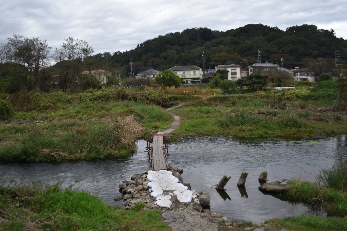 Fujikura_Kazuma's tweet photo. 八王子市の浅川に架かる勝手橋を見てきた。中世から存在している古道だそうで、そのルートは当然合理的で便利なので、僅か10分間に7、8人が通っていた。氾濫原は手つかずの原野で、古の武蔵野の風情が偲ばれる https://t.co/cKCZAhSiSN