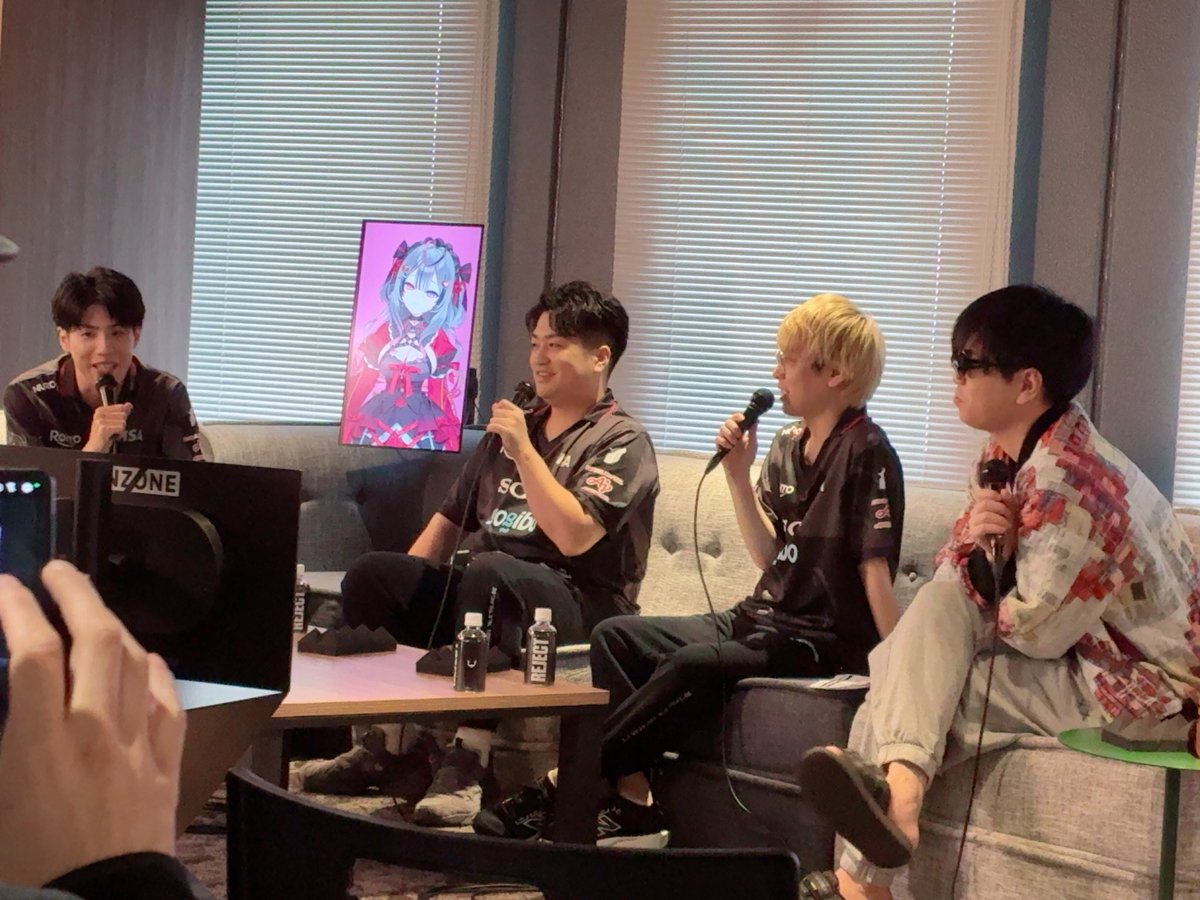 sabasaba240's tweet photo. ぱらちゃんお疲れ様でした！
ぱらちゃん応援PV📣現地観戦楽しかったです！ぱらちゃんには辛口なチームメンバー達、シャクドウ推しのおにやさん、可愛いラクシャーナさん、離れた位置から見守っている静かな軍師。
リジェクトシャドバ部門の明るくてワイワイ賑やかな雰囲気が間近で見れて最高でした😃 https://t.co/ndB7RQVVGo