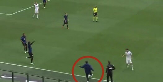 QuotidianoBN's tweet photo. ⚫️🔵 Chivu tocca la palla dentro il campo prima che esca.

⚫️🔵 Da regolamento è chiaramente un giallo.

⚫️🔵 Ieri cacciano Allegri ma l'#Inter non si può toccare.

⚫️🔵 Arbitro a pochi passi, vede tutto. https://t.co/voQm86qK4q