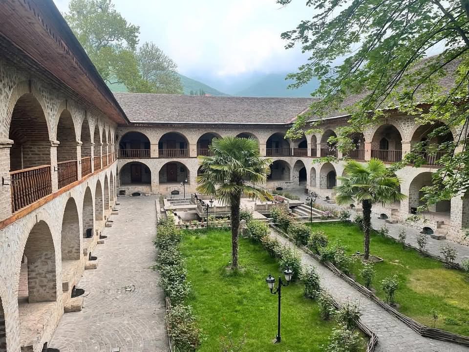 mitsu7travel's tweet photo. VIVANTのロケ地で世界一新日と噂のアゼルバイジャンを旅行してみて🇦🇿

・物価が安い
・シェキ￼城は泊まれる
・ずっと紅茶飲んでる
・町中に日本庭園がある
・第二のドバイと言われてる
・日本が大好きな人多数
・日本人だとビザを無料で取得できる
・治安がよくて街中も綺麗
・アゼルバイジャン料理美味しい
・ヨーロッパに近いから安く旅行できる

リアルシャキ城がある￼街シャキはとてもいい街だったので気になってる方はぜひ行ってみてください🌏