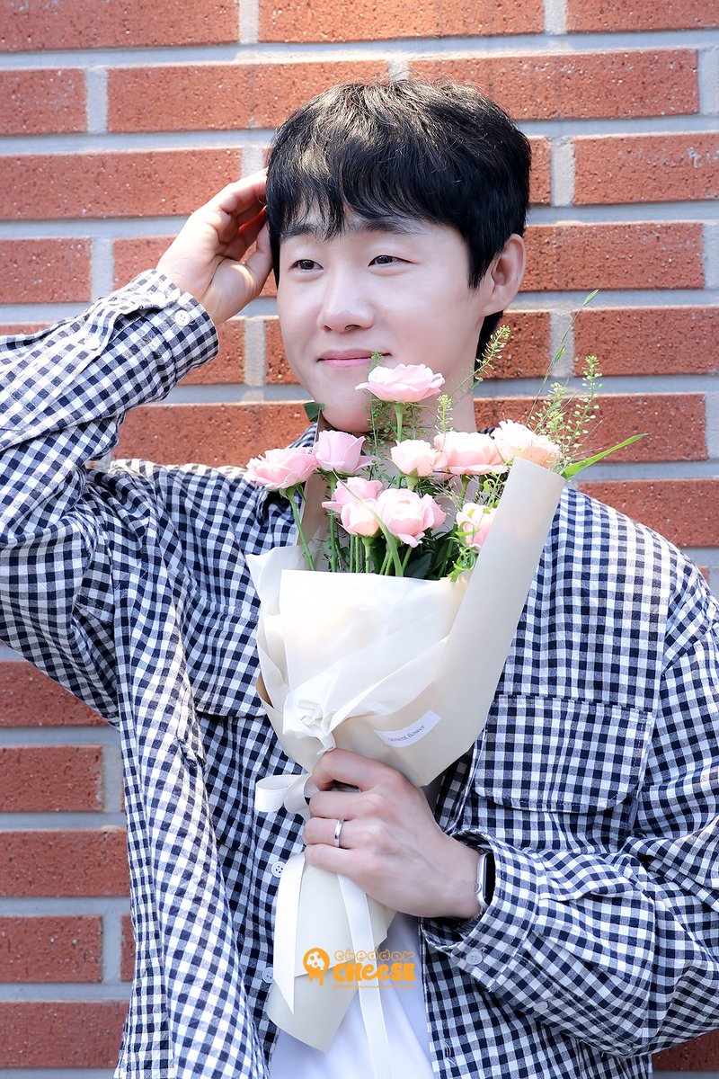 chxchxxsx's tweet photo. 261025 종이풍선 퇴근길 #박두호 https://t.co/Gwy1cAIbnL