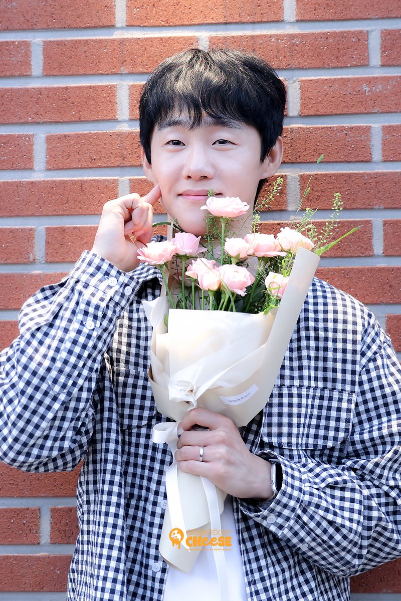 chxchxxsx's tweet photo. 261025 종이풍선 퇴근길 #박두호 https://t.co/Gwy1cAIbnL