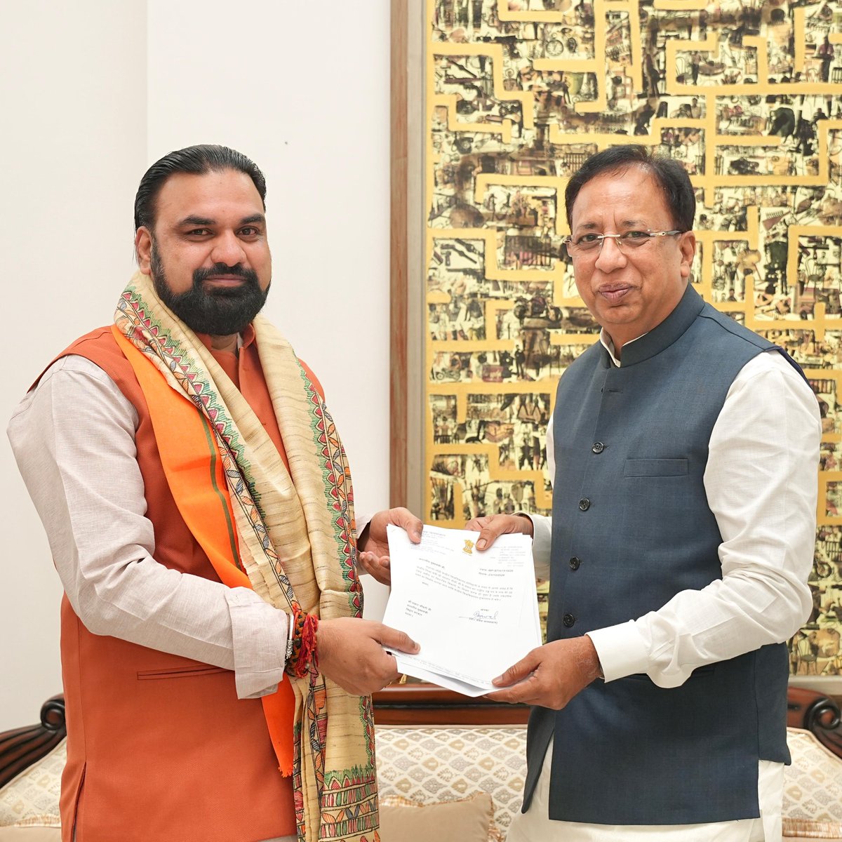 sanjayjaiswalMP's tweet photo. लोकसेवक आवास में माननीय मुख्यमंत्री श्री @samrat4bjp जी से मिलकर पश्चिम चंपारण में गंडक नदी के तटबंध के सुदृढ़ीकरण एवं पक्कीकरण हेतु ज्ञापन सौंपा तथा शीघ्र आवश्यक कार्रवाई का आग्रह किया, ताकि क्षेत्रवासियों को बाढ़ की समस्या से राहत मिल सके।

#प्रगतिशील_चंपारण #WestChamparan https://t.co/NqHYHVMybI