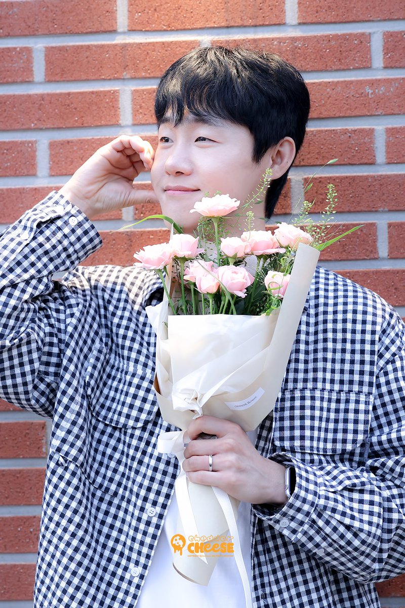 chxchxxsx's tweet photo. 261025 종이풍선 퇴근길 #박두호 https://t.co/Gwy1cAIbnL