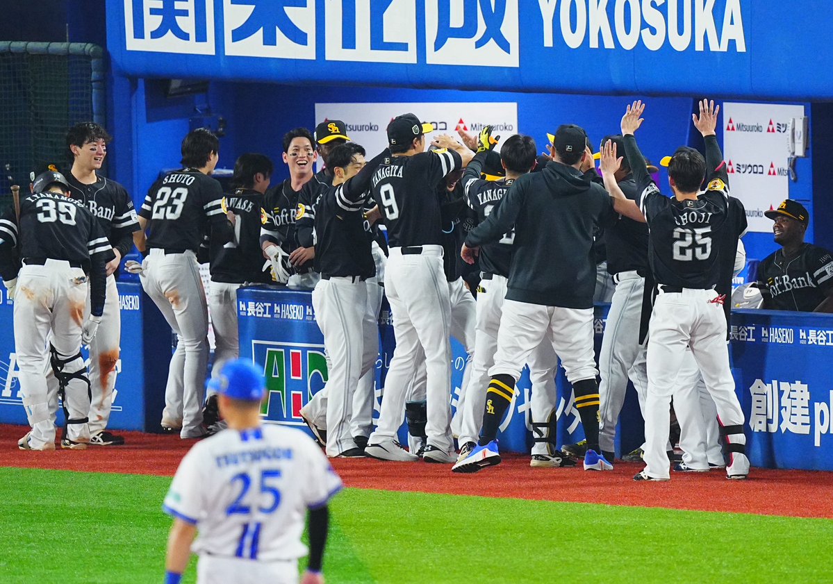 takafullc2's tweet photo. ホークス、連勝です！

川村友斗選手のソロホームランが

決勝点となりました！！！！！

カメラマンから最高の写真が続々と…😭 https://t.co/DCqQcEBahW