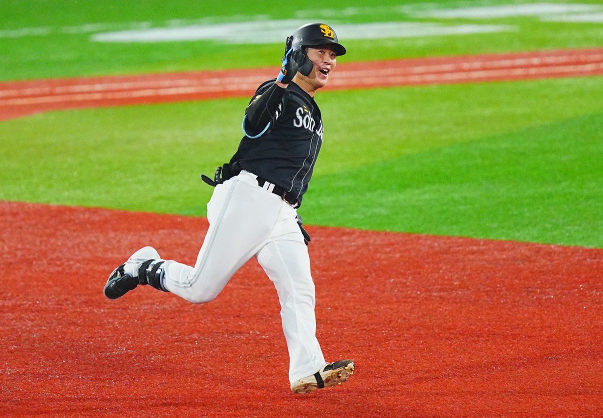 takafullc2's tweet photo. ホークス、連勝です！

川村友斗選手のソロホームランが

決勝点となりました！！！！！

カメラマンから最高の写真が続々と…😭 https://t.co/DCqQcEBahW