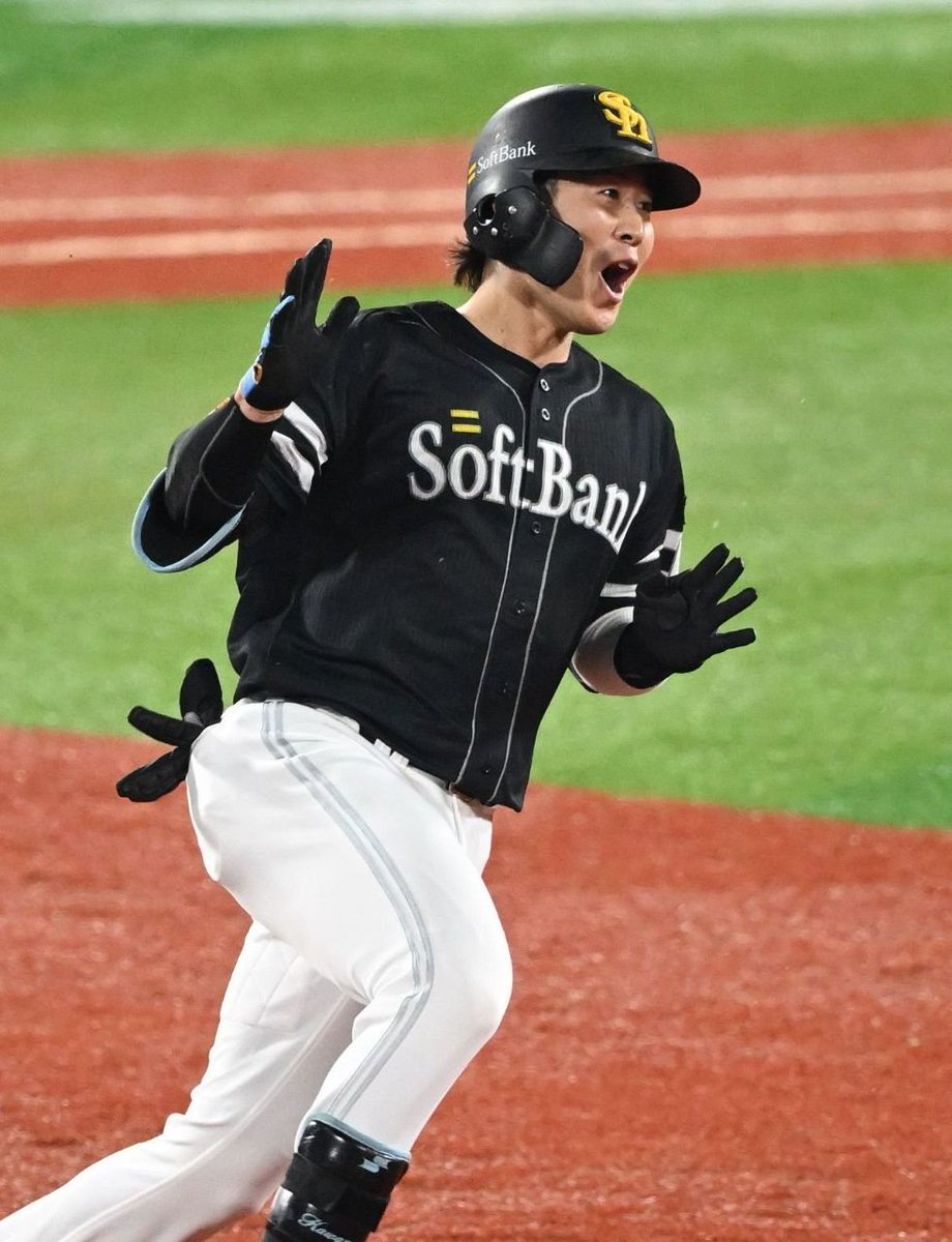 nishispo_hawks's tweet photo. 連夜の延長戦でソフトバンク連勝　

通算1本塁打の〝伏兵〟川村友斗選手が10回決勝ソロ　
山川穂高選手が起死回生の同点場外弾【日本S】

▼記事はこちらから▼#sbhawks
https://t.co/Flkn1wlZLc https://t.co/vV0TVb5m9C