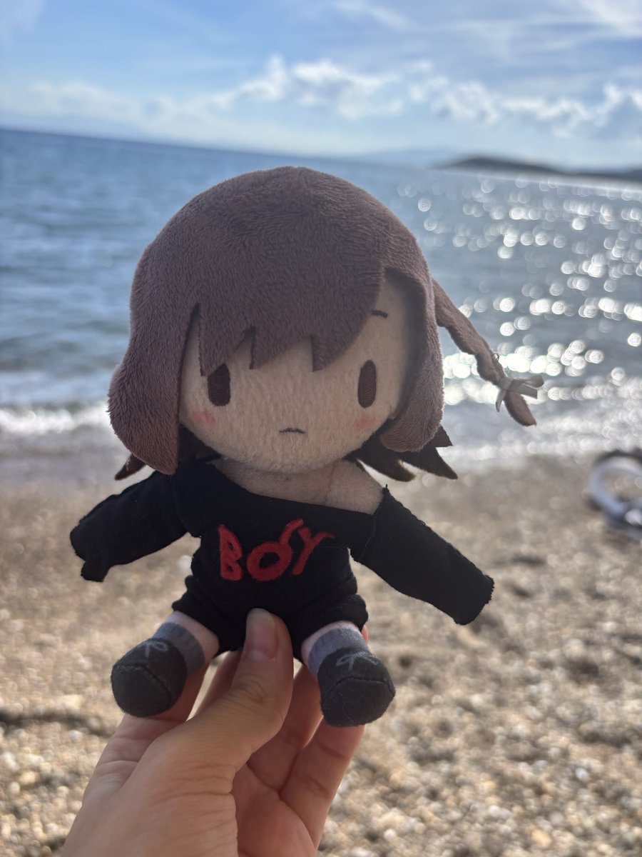basedchaser177's tweet photo. boymoder at the beach, she wont take off the hoodie cuz seeing other girls in bikinis make her insecure https://t.co/2EOwXrjnGV