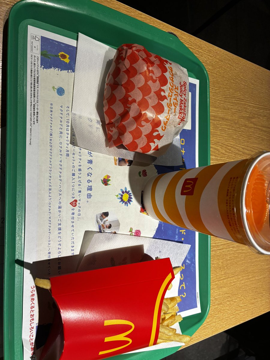 printf_pd's tweet photo. ザクザクジューシーマックを食べました
別にうまいはうまいんだけど、脂身とザクザクの衣で誤魔化した安っぽい…というかほぼコンビニのチキン挟んだ味がする
値段を考えなくても、真面目にLチキサンドの方が満足度が高い
チキンフィレオを返してくれ https://t.co/0YcefsVS2p