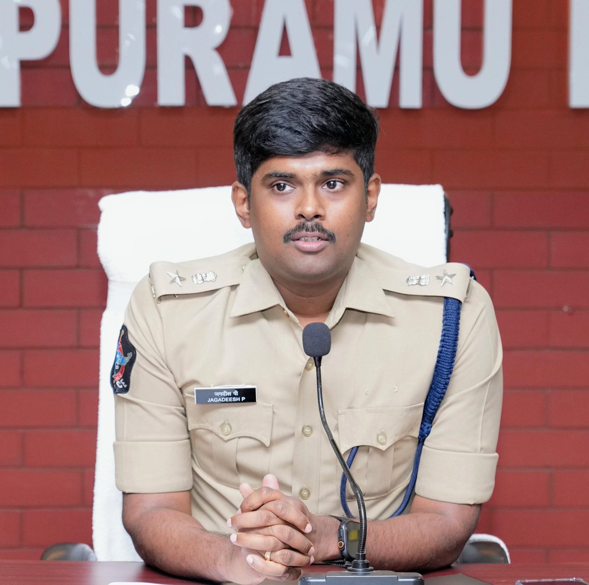 AnantapurPolice's tweet photo. 🚔 అనంతపురం జిల్లా పోలీస్
📢 స్థానిక సంస్థల ఎన్నికలు ముగిసే వరకు జిల్లా పోలీస్ కార్యాలయం, క్షేత్రస్థాయిలో PGRS రద్దు.
👮 జిల్లా ఎస్పీ శ్రీ పి. జగదీష్ IPS గారి ప్రకటన. అర్జీల కోసం కార్యాలయానికి రావద్దని ప్రజలకు విజ్ఞప్తి.
#AnantapurPolice #appolice100 #APPoliceSpace #PGRS https://t.co/GxqrnzMe2g