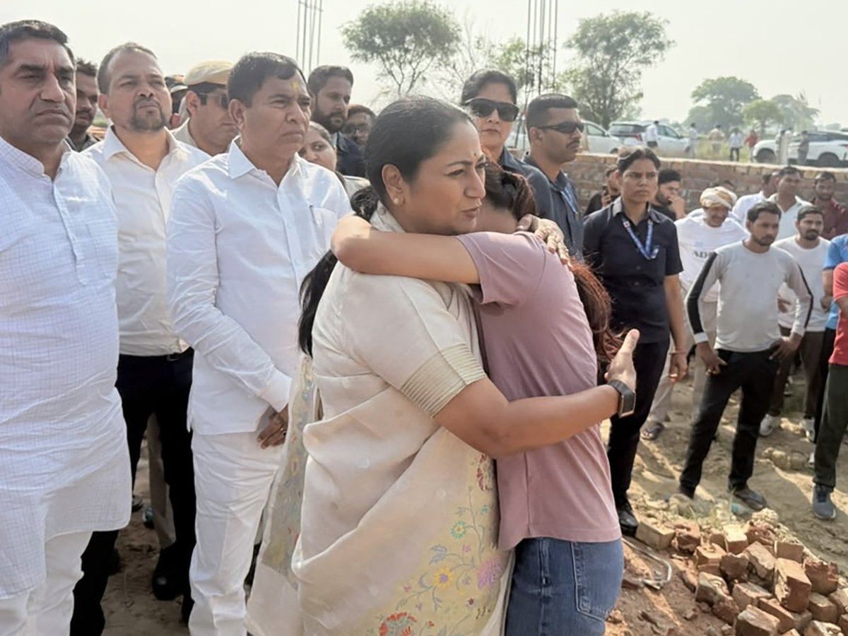 TheViditsharma's tweet photo. A heartfelt thank you to Rekha Ma’am for meeting animal welfare activist Jagriti Mishra ji and assuring her of full support regarding her animal shelter. ❤️🙏

Such compassionate leadership gives hope to countless voiceless souls and those who dedicate their lives to protecting them.

Animal welfare initiatives deserve encouragement, protection and support, not obstacles.

Truly grateful for this kind and reassuring gesture. ❤️

#AnimalWelfare
#Dogs
@gupta_rekha