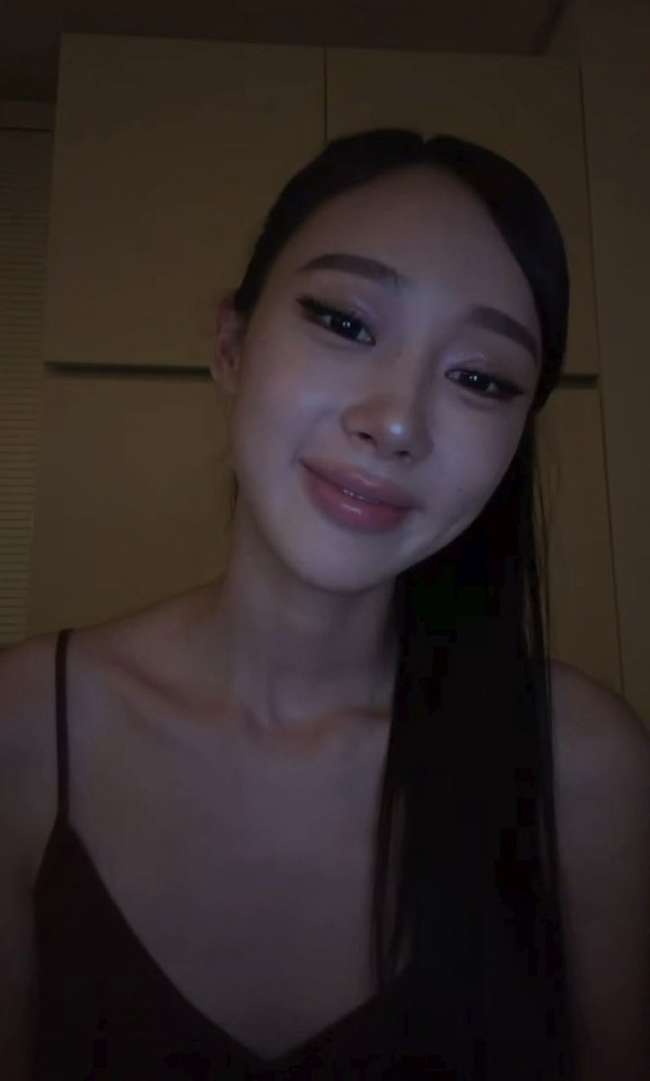 chaenglovesus's tweet photo. pretty boba eyed girl, we missed you so much… thank you for coming on live to talk to us tonight and we can’t wait for your birthday party. you’ve worked so hard, and we’re so excited to see what you have in store for us 🖤 https://t.co/Rvs4f4zX4t