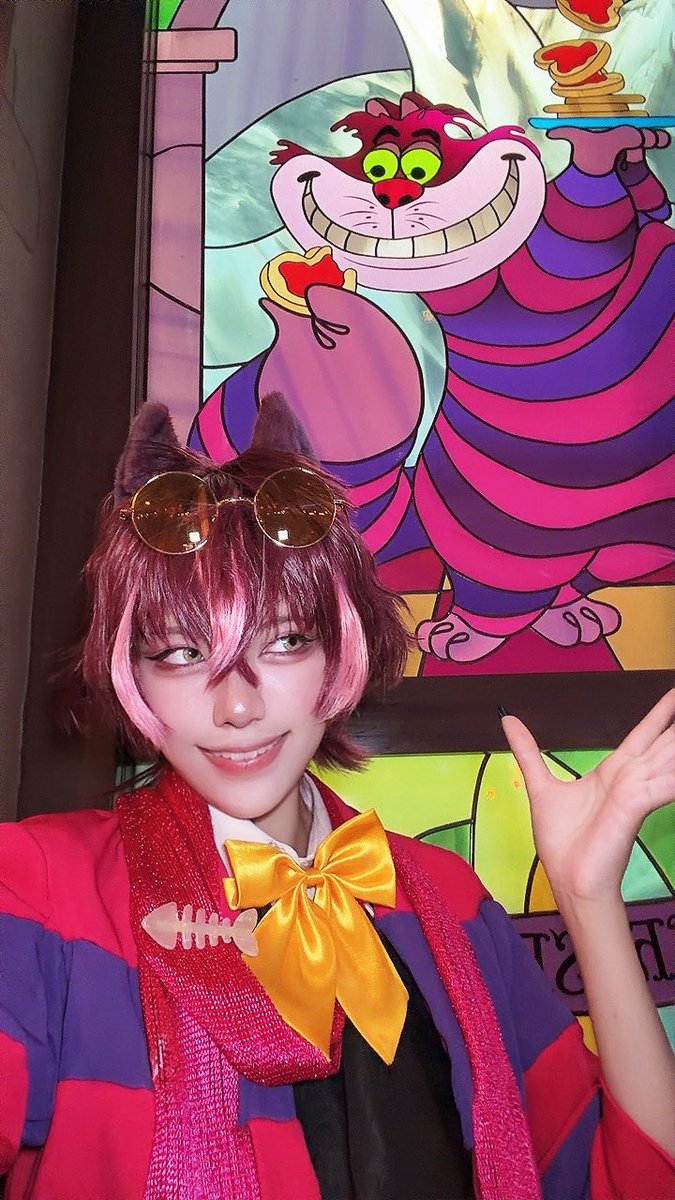 kxx_0ma66's tweet photo. チェシャ猫で一緒に写真撮れてニコり😸♪
(グリーティングは目前で帰ってしまって敗北)

#Dハロ仮装 #Dハロ仮装2026 https://t.co/I777bD3ZPX