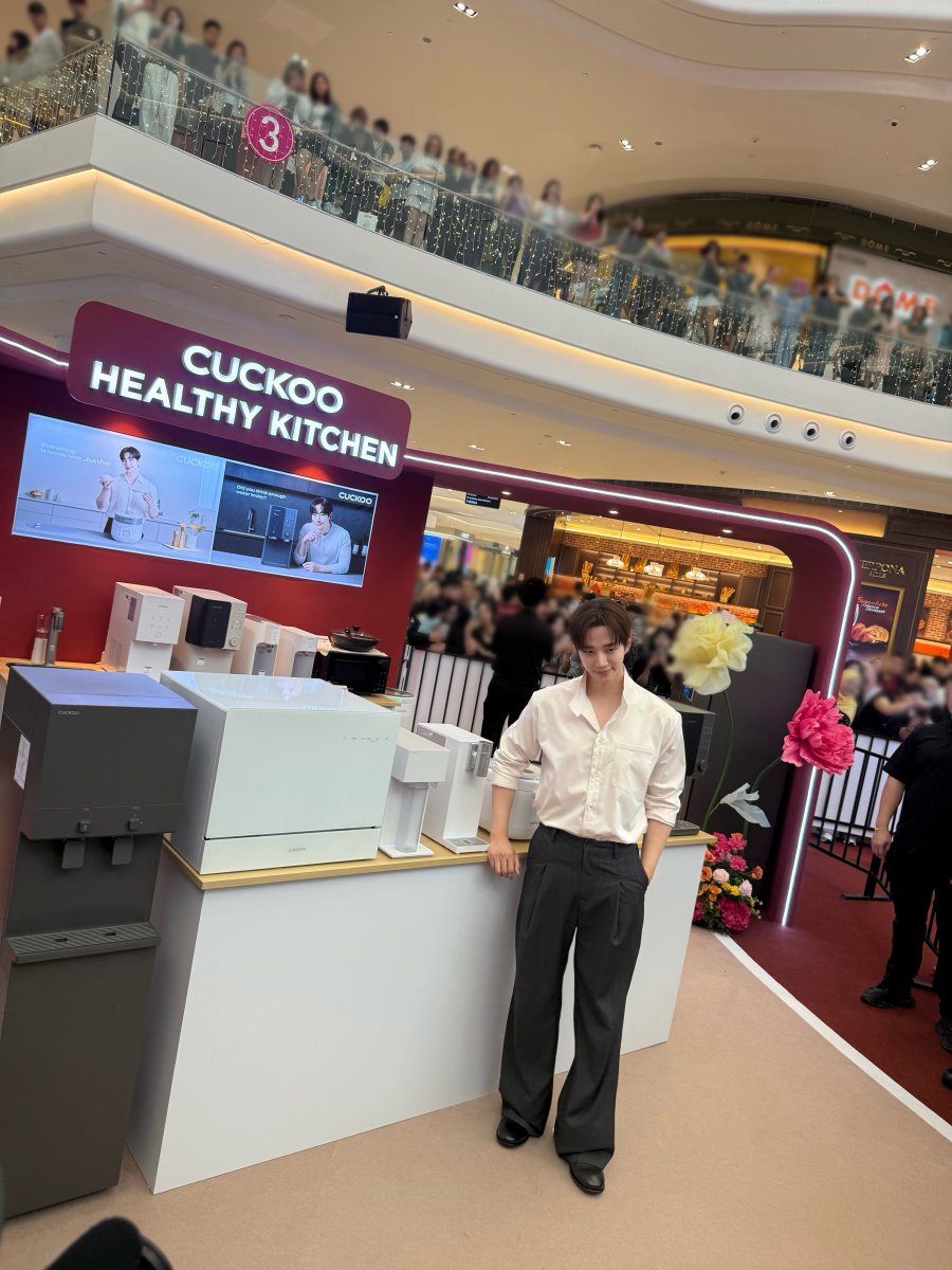 taiyo56125's tweet photo. 261025 포스트잊 2⃣

LEE JUNHO AT CUCKOOTOPIA POP-UP
Sayang semua! 💛
https://t.co/ik8LwUi9U3

#준호 #JUNHO #이준호 #LEEJUNHO https://t.co/Zb2FoJCz4F