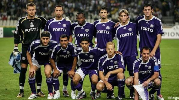 SignalFootBE's tweet photo. Lequel d’entre vous saura me citer le nom d’au moins sept joueurs présents sur cette photo ? 😁 https://t.co/brisCHGQLr