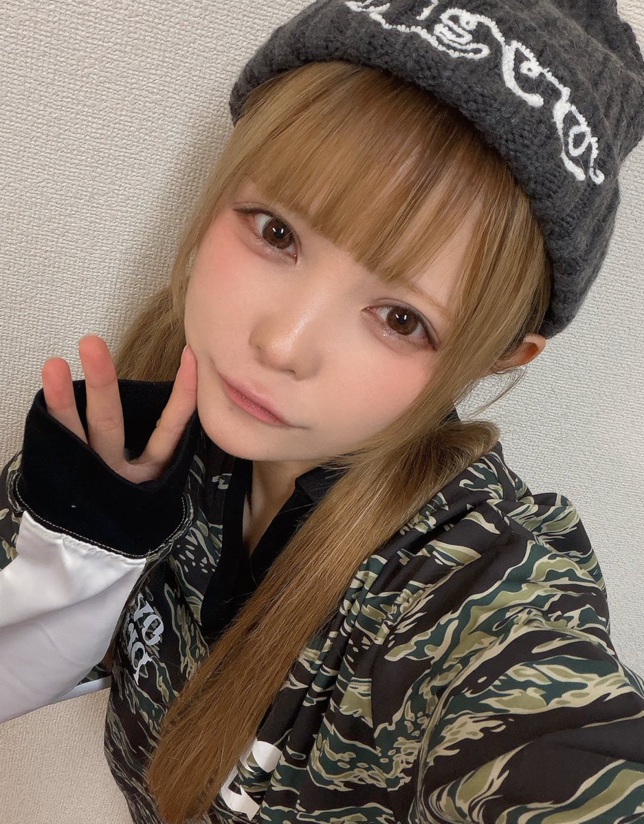NANIMONO_purin's tweet photo. ニット帽×迷彩女子 どう？ https://t.co/E2VzD9H5GO