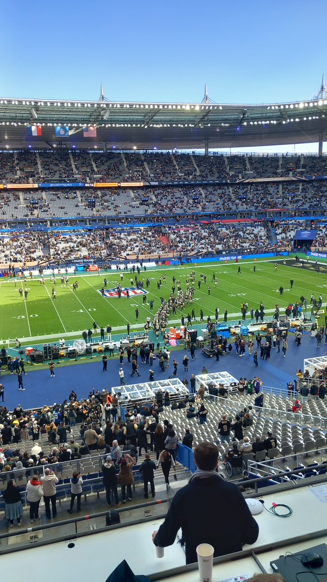 SpringFBnews's tweet photo. Entrée des joueurs des Saints sur la pelouse du Stade de France #NFL https://t.co/LhKDV8ZmR2