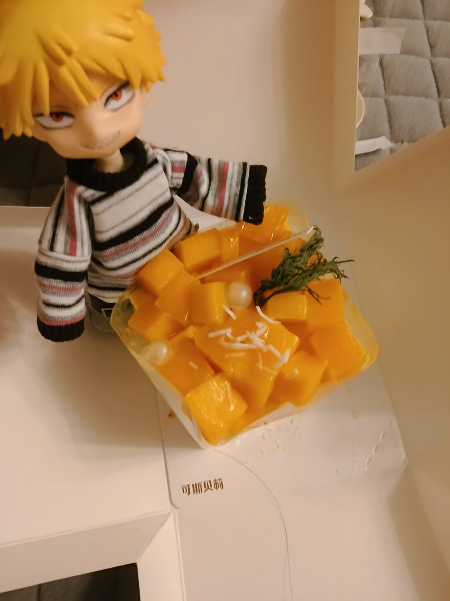 jidianniubi's tweet photo. 大电老师吃蛋糕🍰！ https://t.co/ZOMYuJqfYJ