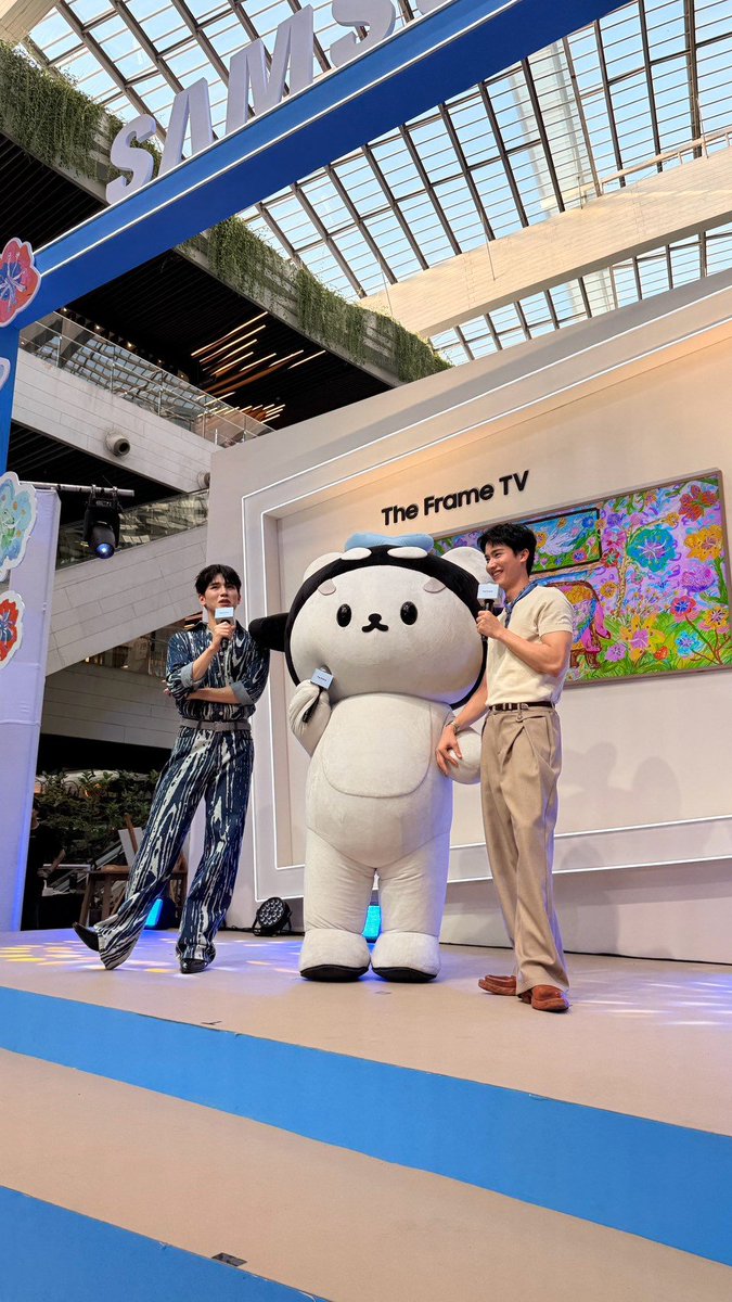 polcasan_GMMTV's tweet photo. Samsung TV จอใหญ่มากฮะ ซังอยากเอาไปใส่รูปครอบครัวที่บ้านเลยฮับ! ขอบคุณอุนยาย และเจ่เจ้ทุก ๆ คนที่มาเจอกันนะฮะ 🩵

#SamsungTVxTayNewPolcasan #TheFrame #POLCASAN https://t.co/kHw1hWs1oN
