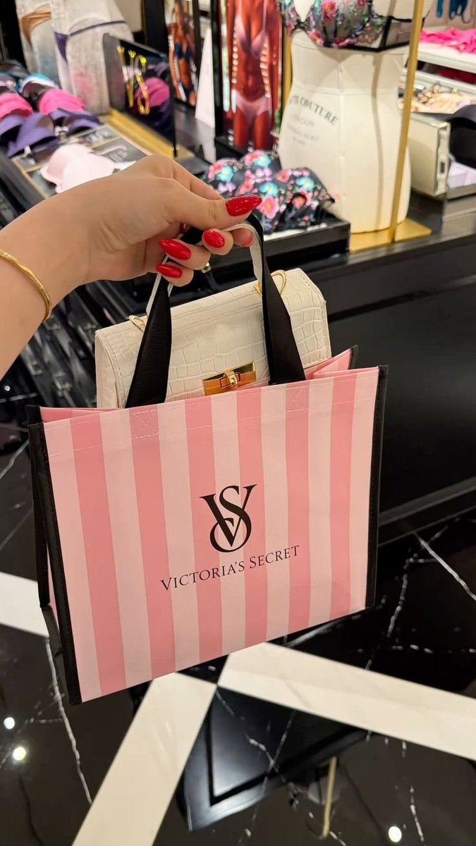 intosxicating's tweet photo. Post-gym shopping run. I only planned to grab dinner and get some art supplies but ended up buying a bunch of extra stuff. https://t.co/B5q6s0MUtJ