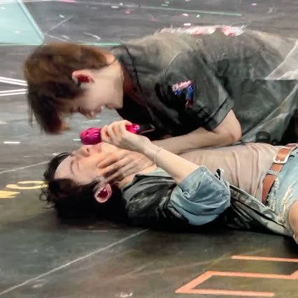 sleepinginsilk's tweet photo. if there's one person with most unhinged pics outta the tour it's Kim Taehyung https://t.co/sSJ4EZBnaj