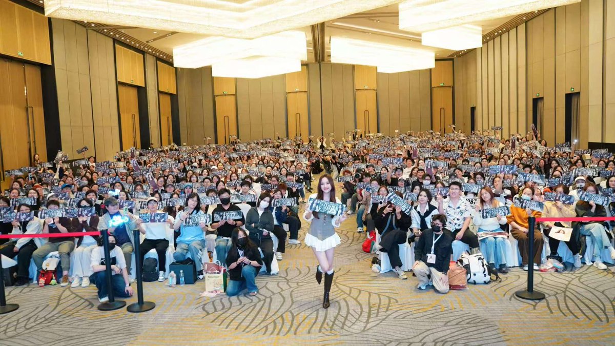 Freen__aifen's tweet photo. 索伦团队的摄影师 咱下次拍合影的时候 把广角点一下 现场有六百多人被你拍出三百人🫠看一下对比 🫠
#srchafreen #solennEntertainment https://t.co/ciVU1aSNC4