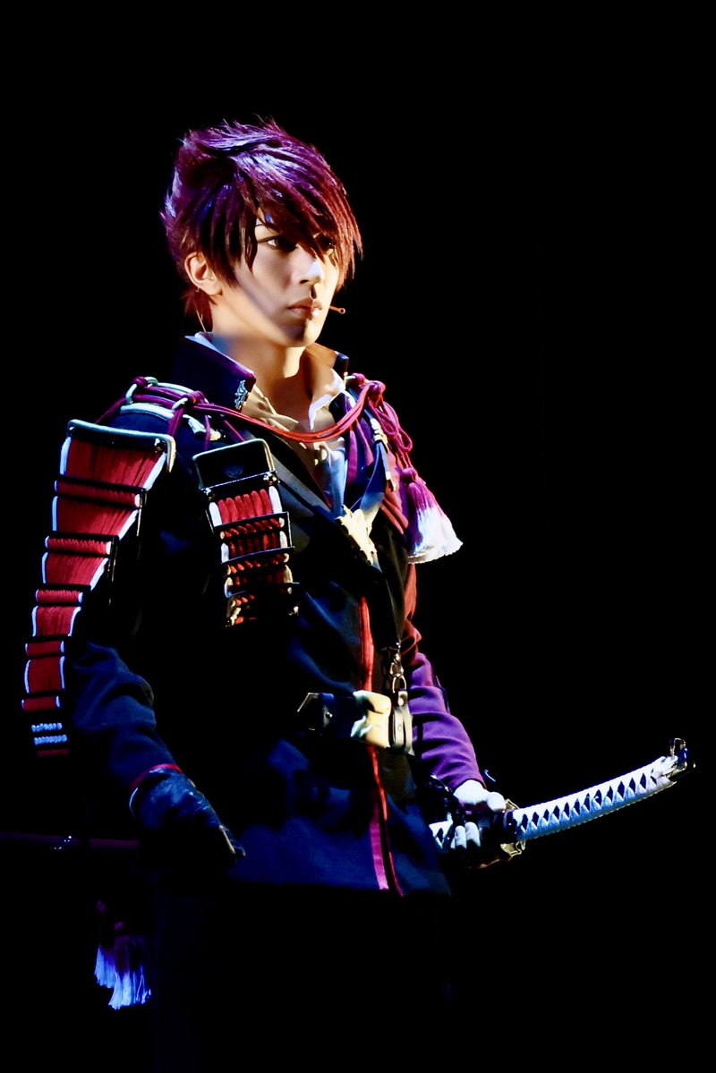 digitarou's tweet photo. 大包平。真っ直ぐな気性と力強い存在感で、出陣部隊に勢いを与えてくれました。時に仲間とぶつかりながらも、自らの信念を貫く姿が実に大包平らしかったです。大千秋楽記念、ゲネプロ写真です。
（4/9） #刀ミュ #刀剣乱舞 https://t.co/o2wEIC1lf3