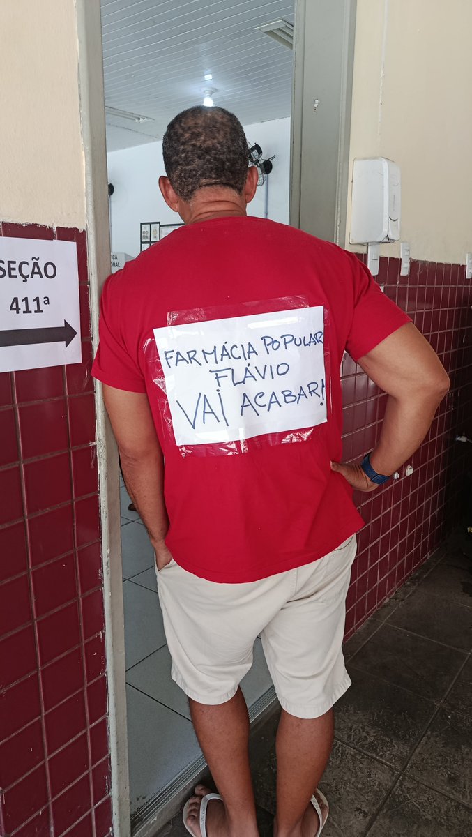 Isaurageorgeof's tweet photo. Nunca me emocionei tanto como hoje ao ir votar. Tantos idosos de vermelho e branco vindo as urnas e me deparo com esse companheiro em minha febre na fila. 
Não aguentei e chorei!!!! 

#LulaPelaDemocracia #Lula2026étetra https://t.co/oUiZz39GSx