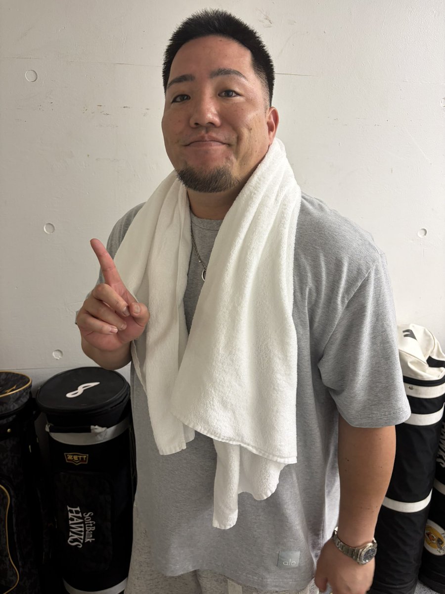 HAWKS_official's tweet photo. 貫禄の同点場外ホームラン⚾️
どすこ〜い！！！！！

#山川穂高
#SMBC日本シリーズ2026 
#sbhawks 
#全身全霊で日本一へ https://t.co/iheKy0Elfw