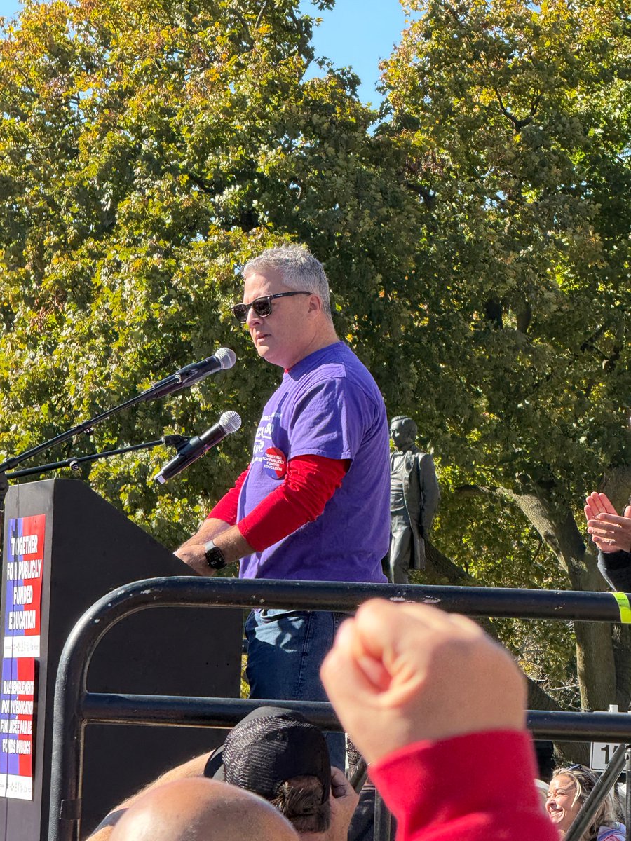 osbcucscso's tweet photo. The Toronto rally brought together an incredible lineup of union leaders, education advocates, parents, students, and community voices, all united by a shared commitment to defending and strengthening Ontario's publicly funded education system. #OntEdUnited #OntEdSolidaire https://t.co/8uGWUOcq2c