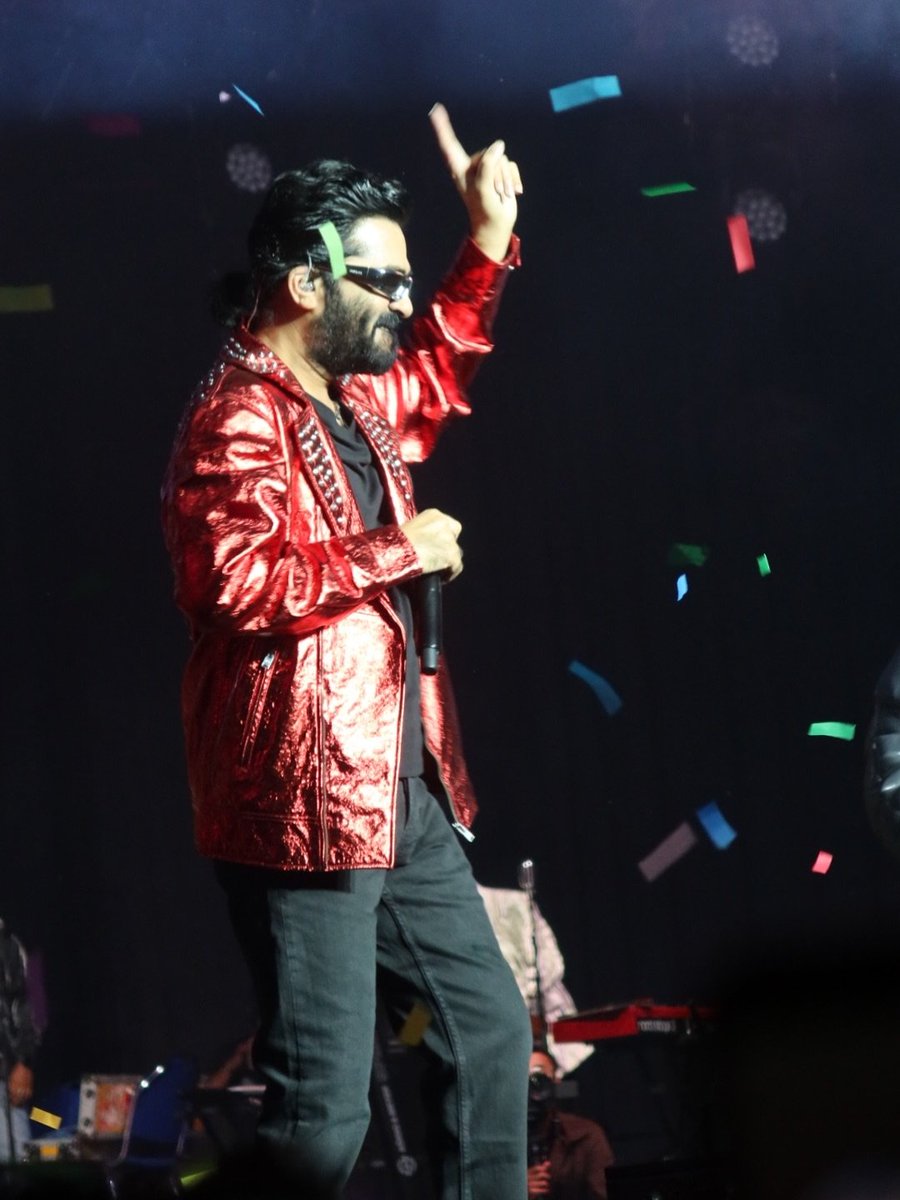 YTpraveenkanna's tweet photo. #SilambarasanTR’s Latest Moments from the U1niverse Tour ♥️

#Kollywood #Yuvan #TamilCinema #Simbu https://t.co/ayakVw5jt9