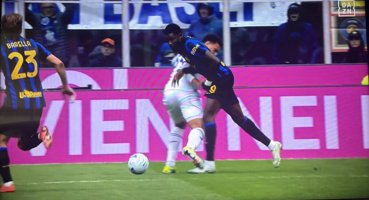 capuanogio's tweet photo. Rigore nettissimo negato a #Thuram.

Voi siete contenti così, a me sembra che si stia violentando il regolamento. https://t.co/4csBhhcb3g