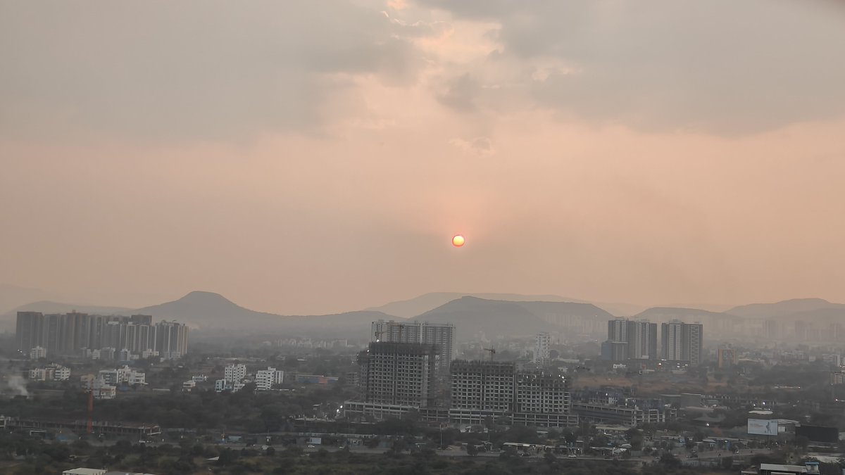 devamitrapanda's tweet photo. #myrandomclick #Dusk hazyyy Sky clouds overshadowing https://t.co/lcdXI3JBaT
