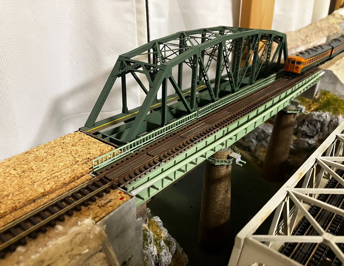 chitake's tweet photo. 複線の片方が物理的に全通(台枠着工から4年かかった？) 電気的確認は11月だな　　トラス橋のあるもう一方はなんとか月内に全通目指す！ https://t.co/12TZShKFJ7