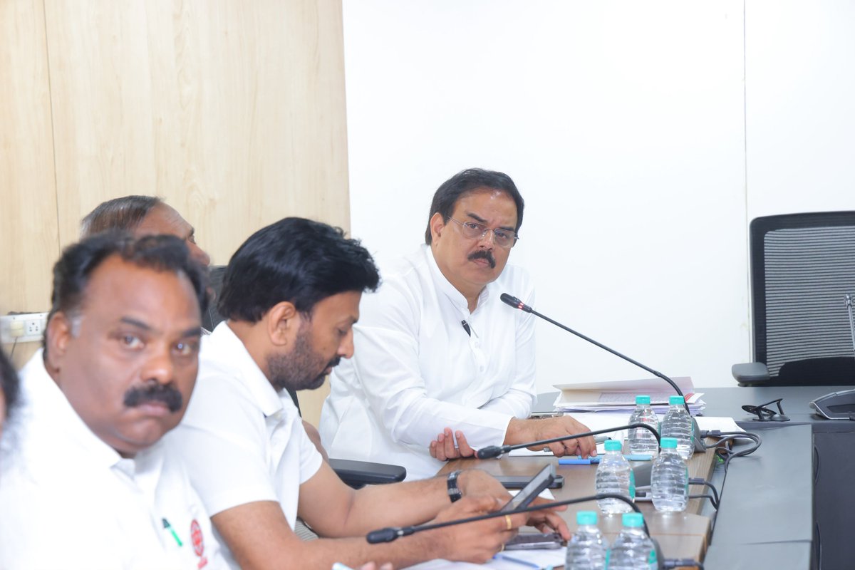 JanaSenaParty's tweet photo. జనసేన పార్టీ కేంద్ర కార్యాలయం, మంగళగిరిలో ఈ రోజు స్థానిక సంస్థల ఎన్నికల సమన్వయ కమిటీల సమీక్ష సమావేశం నిర్వహించారు. ఈ సందర్బంగా రాష్ట్రంలో జరిగిన నామినేషన్లు తీరు, పోటీ చేసే ప్రాంతాల్లో పరిస్థితిని సమీక్షించారు. ఉప ముఖ్యమంత్రి, పార్టీ అధ్యక్షులు శ్రీ పవన్ కళ్యాణ్ గారు చెప్పిన అంశాలను, స్థానిక సంస్థల ఎన్నికల్లో అనుసరించాల్సిన వ్యూహాన్ని కమిటీ సభ్యులకు పార్టీ పి ఏ సి చైర్మన్, రాష్ట్ర పౌర సరఫరాల శాఖ మంత్రి శ్రీ నాదెండ్ల మనోహర్ వివరించారు. ఈ సమావేశంలో రాష్ట్ర పర్యాటక శాఖ మంత్రి శ్రీ కందుల దుర్గేష్, పార్టీ ప్రధాన కార్యదర్శి శ్రీ రామ్ తాళ్లూరి, కాకినాడ ఎంపీ శ్రీ తంగెళ్ల ఉదయ్ శ్రీనివాస్, ఎమ్మెల్యేలు శ్రీ మండలి బుద్ధప్రసాద్, శ్రీ వంశీకృష్ణ శ్రీనివాస్, శ్రీ బొలిశెట్టి శ్రీనివాస్, శ్రీ బత్తుల బలరామకృష్ణ, పార్టీ నాయకులు శ్రీ బి.మహేందర్ రెడ్డి, శ్రీ ఏవీ రత్నం, శ్రీ కళ్యాణం శివ శ్రీనివాస్, శ్రీ చిలకం మధుసూదన్ రెడ్డి, శ్రీ చిల్లపల్లి శ్రీనివాసరావు, శ్రీమతి పాలవలస యశస్విని, శ్రీ వేములపాటి అజయ కుమార్,  శ్రీ పి.ప్రశాంత్, శ్రీ పెండెం దొరబాబు, శ్రీ పెనుగొండ సుబ్బరాయుడు , శ్రీ యనమల భాస్కర్ పాల్గొన్నారు.