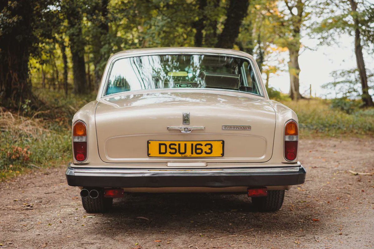 Auto_Revving's tweet photo. 1978 Rolls-Royce Silver Shadow II 🇬🇧 The epitome of vintage British luxury. That unmistakable grille, the Spirit of Ecstasy leading the way, and a beautiful two-tone finish. Riding on a cloud since '78. https://t.co/aHlaO63siO