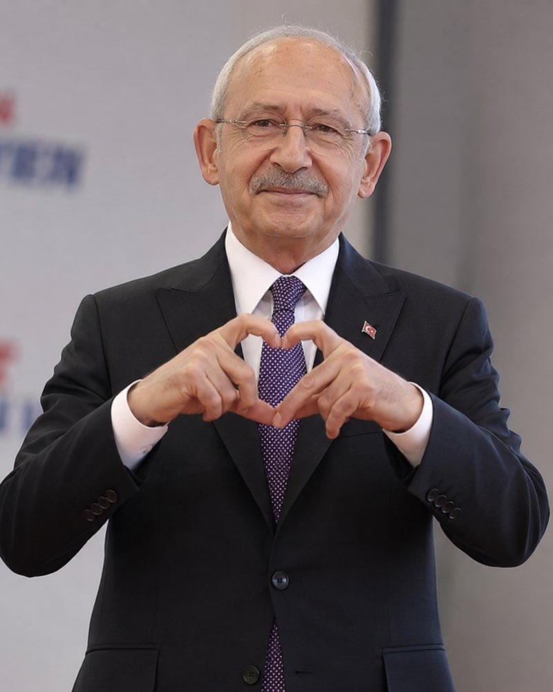 AkrepKorbasi's tweet photo. 你好，我是凯末尔（Kemal）。我是一名退休公务员。在土耳其，我一直没能结婚，因为那里的女性说我的头长得像一颗烤鹰嘴豆（见第二张照片）。 

我收到了许多中国女性发来的信息。如果我来到中国，有可能娶到一位年轻女性（30岁以下）吗？ https://t.co/DBn4aKhA6i