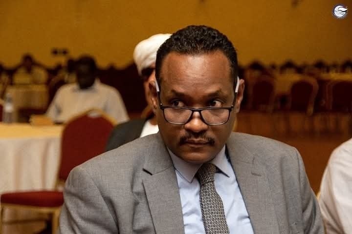 NabeilShakoor's tweet photo. الأمين السياسي لحزب المؤتمر السوداني — في الذكرى الخامسة لانقلاب 25 أكتوبر

⭕أ.شريف محمد عثمان - الأمين السياسي لحزب المؤتمر السوداني  : انقلاب 25 أكتوبر لم يكن حدثاً معزولاً، بل سبقه مسار ممنهج أدارته قيادات الحركة الإسلامية بالتحالف مع العسكريين، لخلق الفوضى وإضعاف الحكومة الانتقالية تمهيداً للانقضاض عليها.

⭕أ.شريف محمد عثمان - الأمين السياسي لحزب المؤتمر السوداني  : التكتيكات التمهيدية شملت غلاق الميناء والطريق القومي في شرق السودان، وتغذية العنف الأهلي في دارفور، وعصابات «تسعة طويلة»، ومسرحية اعتصام القصر.

⭕أ.شريف محمد عثمان - الأمين السياسي لحزب المؤتمر السوداني  : الدليل على أنها كانت أدواتٍ لا مطالب أنها توقفت جميعها فور نجاح الانقلاب — فأُعيد فتح الميناء والطريق، وانفضّ الاعتصام، دون أن يُنفَّذ أي من المطالب التي رُفعت باسمها.

⭕أ.شريف محمد عثمان - الأمين السياسي لحزب المؤتمر السوداني  : المقاومة الشعبية نزعت الشرعية السياسية والأخلاقية عن الانقلاب وأفشلت مشروعه — مؤكدة أن الشعب السوداني لم يفوض أحداً لمصادرة حقه في الحكم المدني.

⭕أ.شريف محمد عثمان - الأمين السياسي لحزب المؤتمر السوداني  : الصراع على السلطة صراع تكتيكي، ولا يمكن إدارته عبر التلاعب بقضايا تمس وجود الدولة  — لأن الخسائر عندها تمتد لتدمير النسيج الوطني وتهديد وحدة البلاد.

⭕أ.شريف محمد عثمان - الأمين السياسي لحزب المؤتمر السوداني  : التلاعب بأساسات الدولة ونسيجها الاجتماعي لتحقيق غايات سلطوية خروجٌ عن القواعد الناظمة للعمل السياسي، ويُحيل الصراع إلى حرب أهلية وتفكك بنيوي.

⭕أ.شريف محمد عثمان - الأمين السياسي لحزب المؤتمر السوداني  : القوى المدنية طرحت مشروعها مبكراً في مبادرة «الطريق إلى الأمام» في 22 يونيو 2021 — لإنهاء أزمة تعدد الجيوش وإصلاح القطاع الأمني.

⭕أ.شريف محمد عثمان - الأمين السياسي لحزب المؤتمر السوداني  : لا يمكن بناء دولة مدنية ديمقراطية مستقرة من دون جيش وطني مهني وقومي واحد يخضع للسلطة المدنية.

⭕أ.شريف محمد عثمان - الأمين السياسي لحزب المؤتمر السوداني  : العسكريون وقيادات الحركة الإسلامية تعاملوا مع هذه القضايا المصيرية من منظور صراعهم الضيق على السلطة  — فقُدّمت مصالح التنظيم والنفوذ العسكري على مصالح البلاد.

⭕أ.شريف محمد عثمان - الأمين السياسي لحزب المؤتمر السوداني  : المعركة لا تتعلق بتداول السلطة وحده، بل بمستقبل الدولة وطبيعتها.

⭕أ.شريف محمد عثمان - الأمين السياسي لحزب المؤتمر السوداني  : الاتفاق الإطاري في 5 ديسمبر 2022 كان فرصة لاستعادة المسار المدني ومعالجة أزمة تعدد الجيوش في إطار تفاوضي يجنّب البلاد الصدام المسلح.

⭕أ.شريف محمد عثمان - الأمين السياسي لحزب المؤتمر السوداني  : قادة الحركة الإسلامية رفضوا الاتفاق الإطاري علناً وأطلقوا تهديدات صريحة بالحرب، وأعلنت كتائبهم — وفي مقدمتها البراء بن مالك — جاهزيتها لإشعال البلاد.

⭕أ.شريف محمد عثمان - الأمين السياسي لحزب المؤتمر السوداني  : الحرب في أعوامها الأربعة أثبتت فشل الحلول العسكرية  — بل زادت الأزمة تعقيداً، وهددت وحدة البلاد، وأحالت حياة شعبنا إلى جحيم.

⭕أ.شريف محمد عثمان - الأمين السياسي لحزب المؤتمر السوداني  : تقويض الانتقال الديمقراطي لم يؤدِّ إلا إلى الحرب وانهيار الدولة.

⭕أ.شريف محمد عثمان - الأمين السياسي لحزب المؤتمر السوداني  : ما طرحته القوى المدنية منذ أكتوبر 2021 لم يعد موقفاً سودانياً معزولاً، بل صار مرجعية في الخطاب الدولي  — بعد أن أكدت الخارجية الأمريكية في 22 سبتمبر 2026 أن لا الجيش ولا الدعم السريع ولا قادتهما يمثلون حكماً شرعياً ودستورياً.

⭕أ.شريف محمد عثمان - الأمين السياسي لحزب المؤتمر السوداني  : من المفارقات أن كثيراً ممن دعموا الانقلاب أصبحوا اليوم موزعين بين أطراف الحرب وأبواقها، يبررون الجرائم ويغذون خطاب الكراهية — بينما يدفع شعبنا ثمن هذه الانتهازية.

⭕أ.شريف محمد عثمان - الأمين السياسي لحزب المؤتمر السوداني  : مشروعنا لا يبرر جرائم أي طرف مسلح، ولا يعفي أي جهة من المساءلة  — ولا يسمح لمن أسهموا في صناعة الكارثة أن يقدموا أنفسهم جزءاً من الحل دون محاسبة.

⭕أ.شريف محمد عثمان - الأمين السياسي لحزب المؤتمر السوداني  : الخروج من المحنة يتطلب خمسة مسارات مترابطة : وقف الحرب وحماية المدنيين؛ وعملية سياسية يقودها المدنيون تُستثنى منها الحركة الإسلامية والمؤتمر الوطني؛ والسلام والعدالة؛ وإصلاح القطاع الأمني؛ وإعادة بناء المؤسسات.

⭕أ.شريف محمد عثمان - الأمين السياسي لحزب المؤتمر السوداني  : المطلوب جيش وطني مهني وقومي واحد يخضع للسلطة المدنية وينأى عن السياسة والاقتصاد.

⭕أ.شريف محمد عثمان - الأمين السياسي لحزب المؤتمر السوداني  : المعركة الحقيقية ليست حول من يحكم السودان، بل حول كيف يُحكم، ولصالح من، وعلى أي أساس من الحقوق والعدالة.

⭕أ.شريف محمد عثمان - الأمين السياسي لحزب المؤتمر السوداني  : لن يتعافى الوطن إلا حين تصبح حماية وحدته وسيادته قضية استراتيجية لا يجوز التضحية بها، وتكون الكلمة الأخيرة للشعب عبر دولة مدنية ديمقراطية تصون كرامته وتلبي تطلعاته.