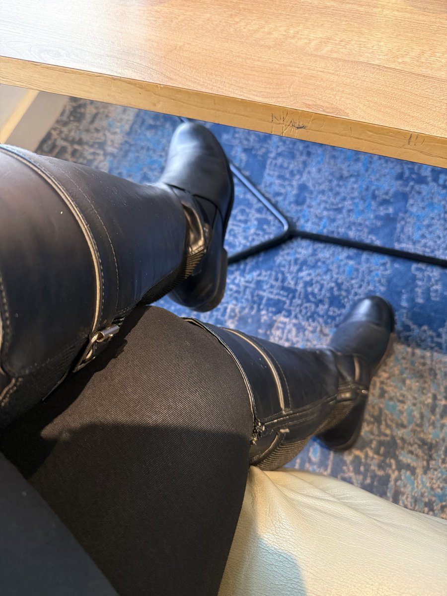 HouseOfTributes's tweet photo. Lick my boots https://t.co/BXeZnY63mA