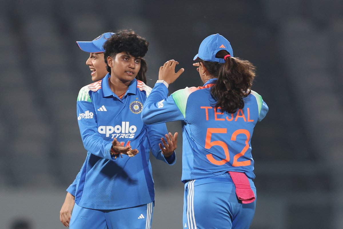 BCCIWomen's tweet photo. Sree Charani strikes 👊

First wicket down for Zimbabwe as #TeamIndia finds the opening breakthrough 💙

Updates ▶️ https://t.co/ECnfLgdfi7

#INDvZIM | @mflone_ https://t.co/X14xlKzehp