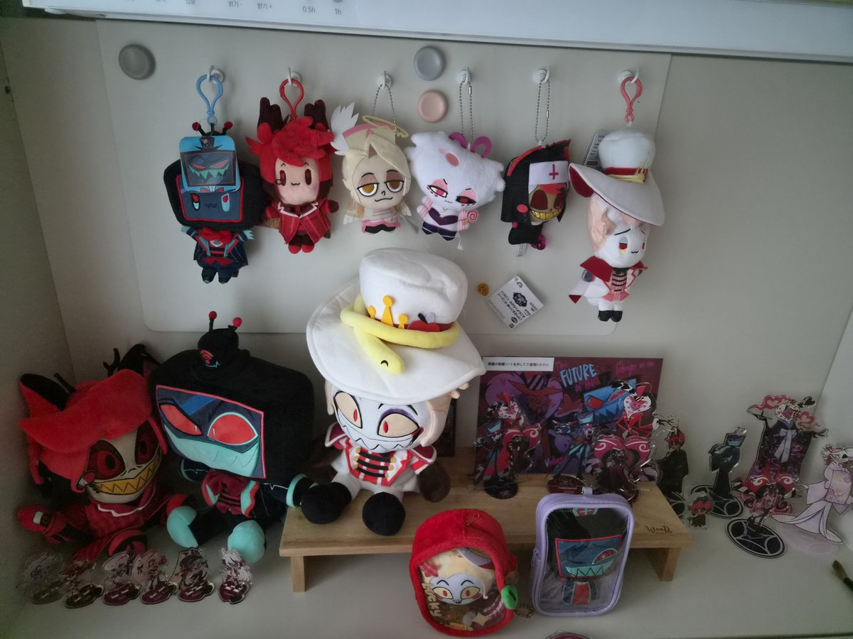 hazbinselling's tweet photo. [RT=♥︎] 해즈빈 호텔 트친 한정 랜덤 박스 판매합니다! 20000원 이상부터 받습니다. 소중하고 아끼는 트친들이라 더 잘 챙겨드려요! (집이 굿즈로 터져 죽을 거 같습니다 살려줘어...) 맘찍하신 분 위주로 찾아갈게요! https://t.co/Pl2RjDtB6L