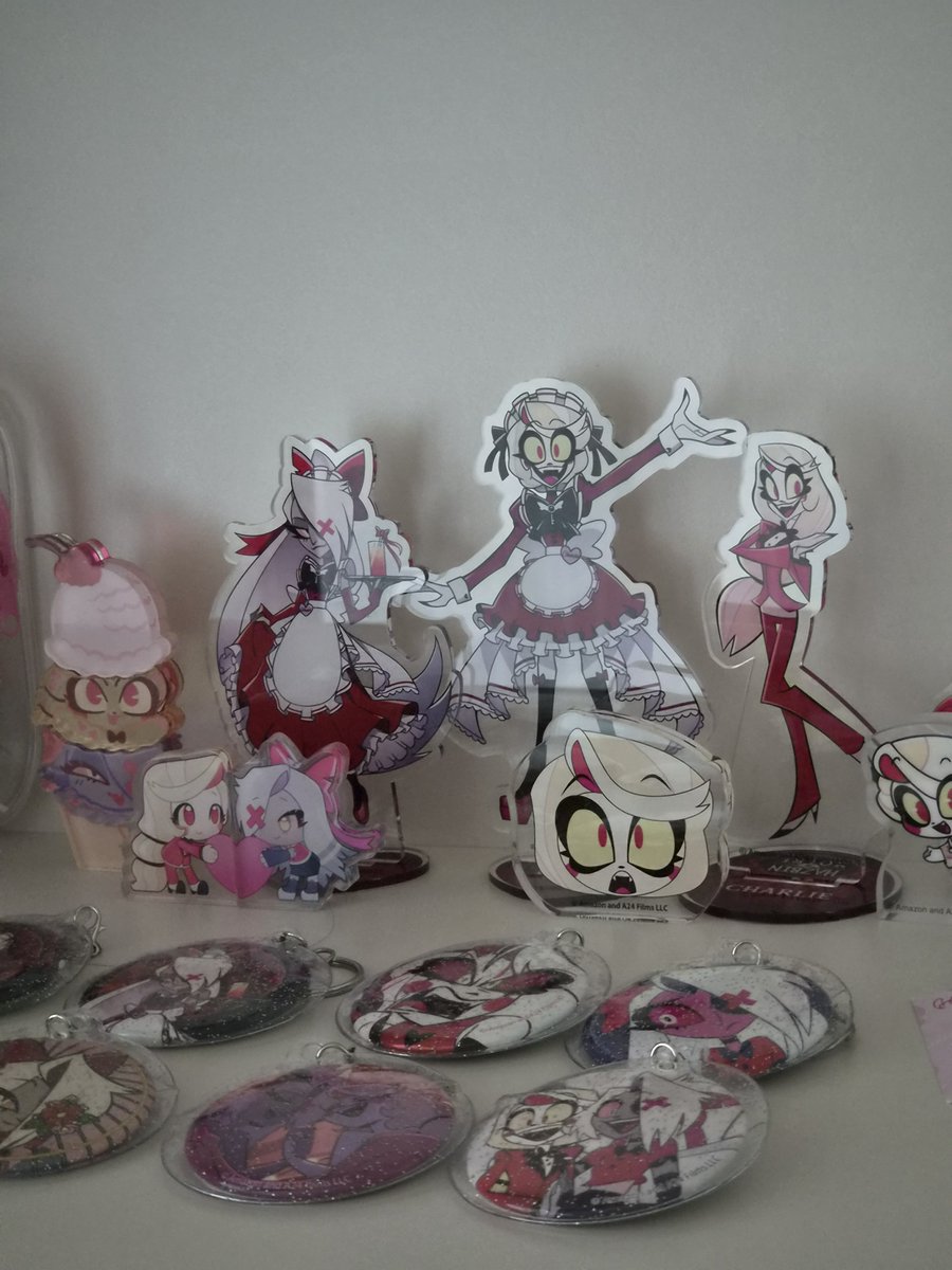 hazbinselling's tweet photo. [RT=♥︎] 해즈빈 호텔 트친 한정 랜덤 박스 판매합니다! 20000원 이상부터 받습니다. 소중하고 아끼는 트친들이라 더 잘 챙겨드려요! (집이 굿즈로 터져 죽을 거 같습니다 살려줘어...) 맘찍하신 분 위주로 찾아갈게요! https://t.co/Pl2RjDtB6L