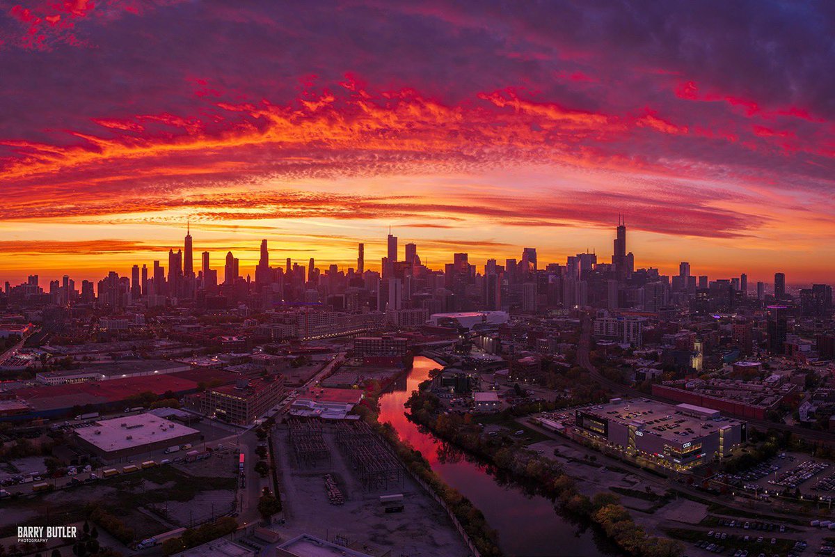 barrybutler9's tweet photo. Sunday Sunrise Spectacular.  An array of colors over the Chicago skyline this morning.  #weather #news #chicago #ilwx https://t.co/GGuCZcILas