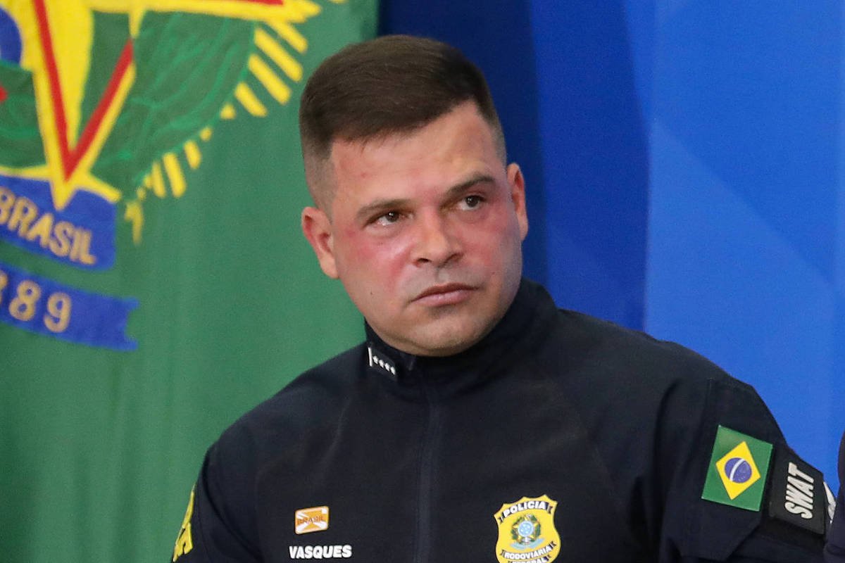 Maverick_Turbo's tweet photo. Em 2022 o diretor da PRF descobriu compra de votos, malas de dinheiros e ônibus fretados no nordeste, enfrentou o sistema, e agora está preso

Silvinei Vasques, hoje a gente também vota por você, aguente firme! https://t.co/Uj5ZhzDd8t