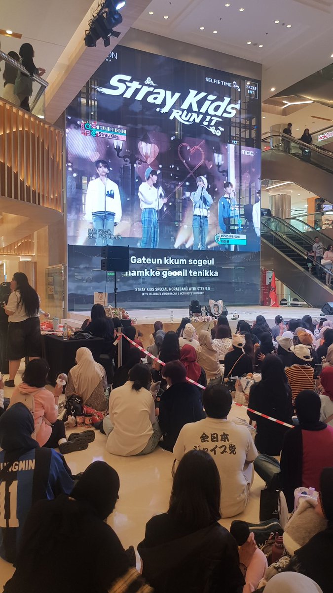 desskzz's tweet photo. Baru deh ke event noraebang di lippo mall gm, dijalan rame bgt kendaraan dan kelamann poto2 di sba jd baru bisa dtg jam 8an 😭😭 https://t.co/cNwCNOJ03q