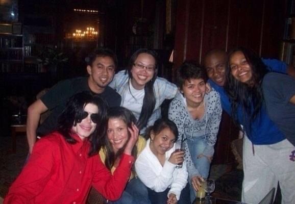 LiberianGirl779's tweet photo. A bodyguard treated Michael’s fans aggressively and meanly, and even tried to have them arrested. When Michael heard about this, he spoke to the fans, apologized in tears, and promised that he would resolve the situation. The bodyguard was fired. https://t.co/lunWCS04e9
